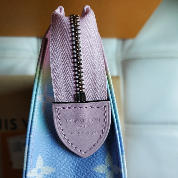 Louis Vuitton Toiletry 26 Summer Escale - Picture 2 of 4